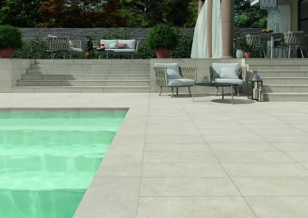 Piscina con azulejos efecto piedra, colección Anima de Natucer