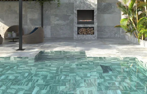 Piscina con azulejos efecto piedra en tonos fríos, colección Ardesia de Dune
