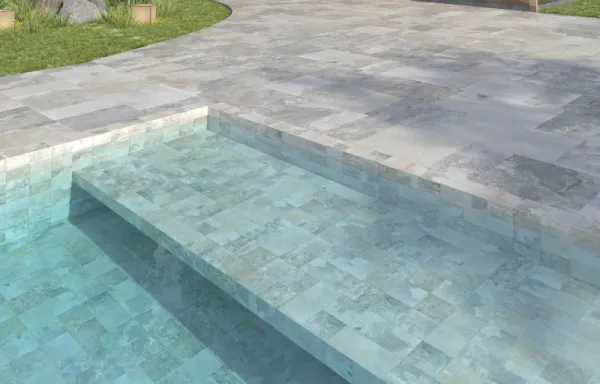 Piscina con azulejos efecto piedra en tonos fríos, colección Ardesia de Dune
