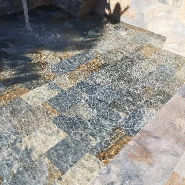 Piscina con azulejos efecto piedra en tonos fríos, colección Aspen de Mikonos