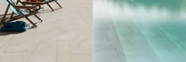 Piscina con azulejos efecto piedra en tonos fríos, colección Bali rock de Mikonos