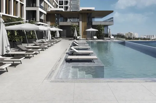Piscina con azulejos efecto piedra, colección Bedford de Exagres