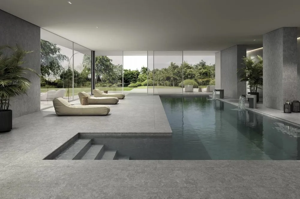 Piscina con azulejos efecto piedra en tonos neutros, colección Bedford de Exagres