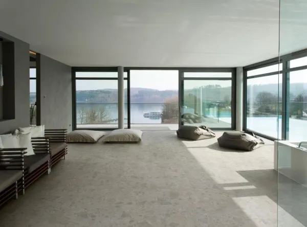 Piscina con azulejos efecto piedra en tonos neutros, colección Carácter de Marazzi