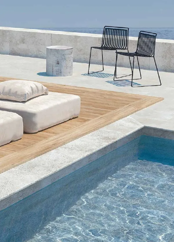 Piscina con azulejos efecto piedra en tonos fríos, colección Crosscut de Mayor