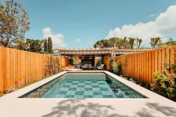 Piscina con azulejos efecto piedra, colección D anticatto de Natucer