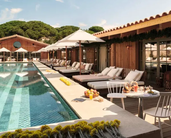 Piscina con azulejos efecto piedra en tonos cálidos, colección D anticatto de Natucer