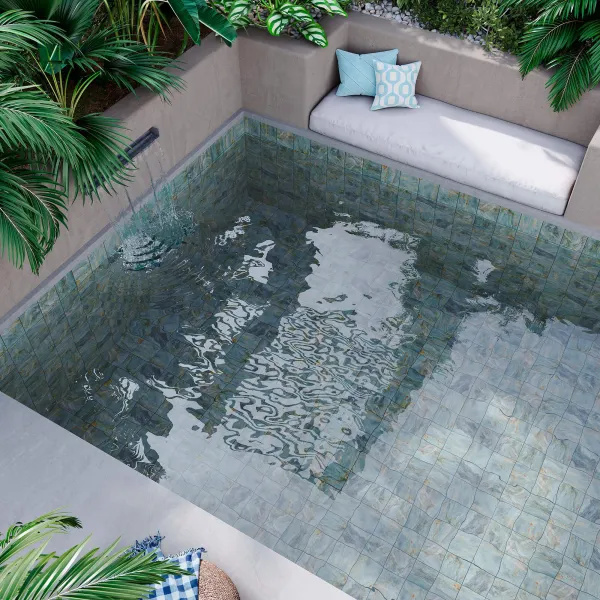 Piscina con azulejos efecto piedra en tonos fríos, colección Dive de Ribesalbes