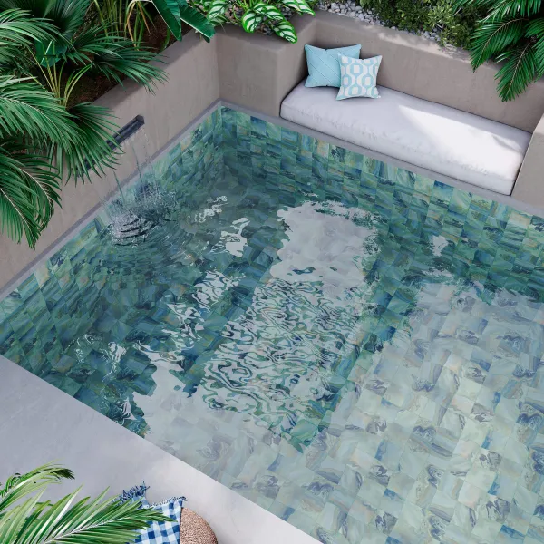 Piscina con azulejos efecto piedra en tonos fríos, colección Dive de Ribesalbes