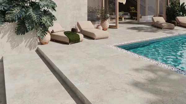 Piscina con azulejos efecto piedra en tonos neutros, colección Elements de Colorker