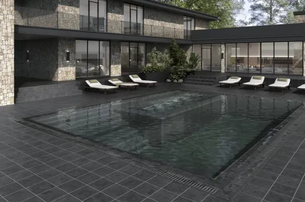 Piscina con azulejos efecto piedra, colección Essenza de Exagres