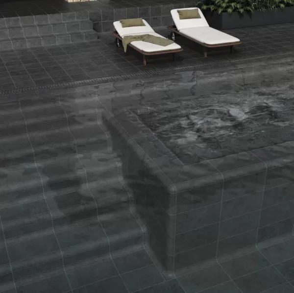 Piscina con azulejos efecto piedra en tonos neutros, colección Essenza de Exagres