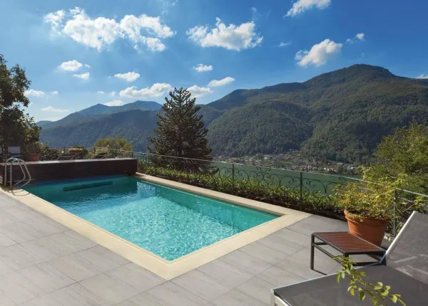 Piscina con azulejos efecto piedra en tonos fríos, colección Grain de Venatto
