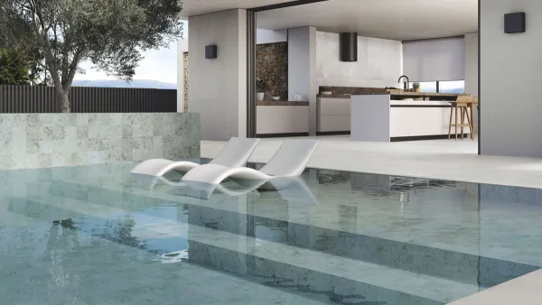 Piscina con azulejos efecto piedra en tonos fríos, colección Hijau de Ape
