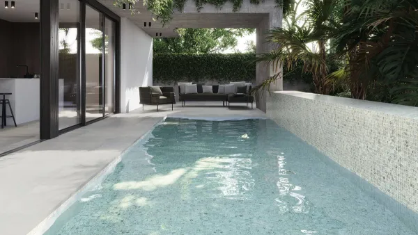 Piscina con azulejos efecto piedra en tonos fríos, colección Hijau de Ape