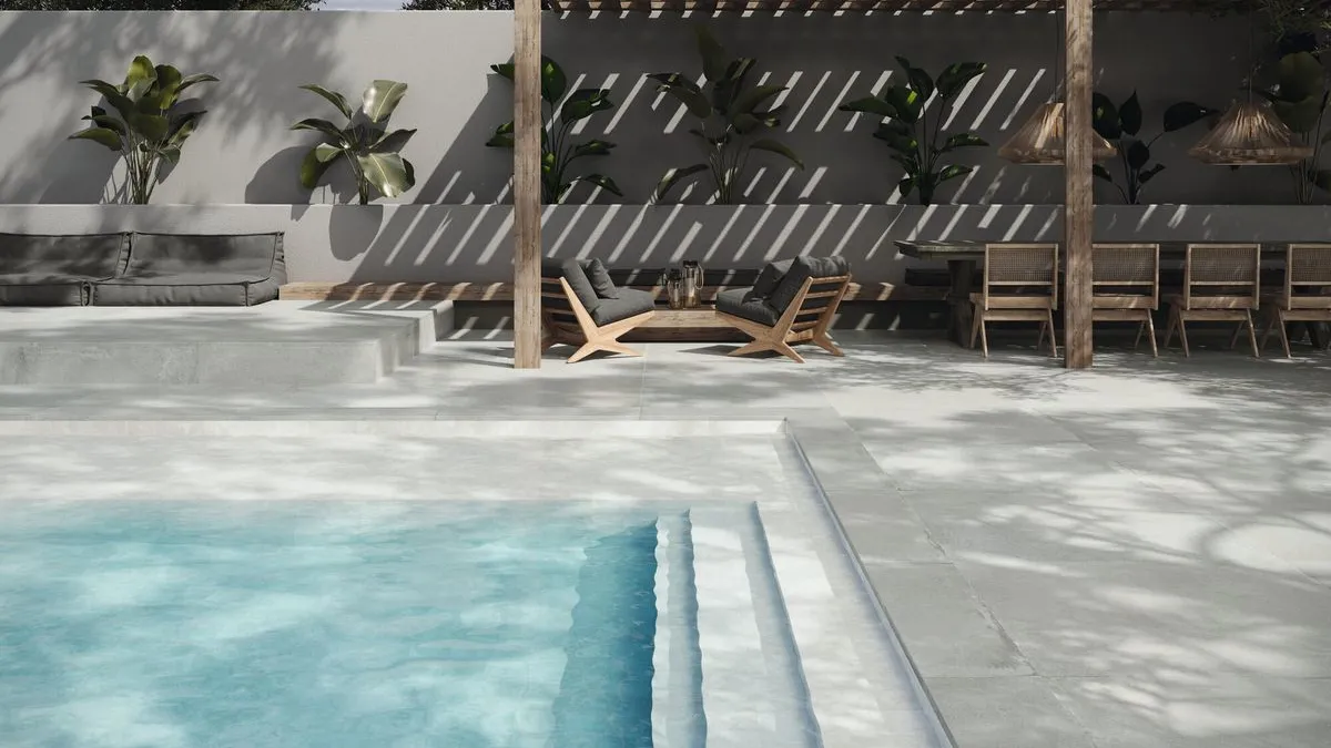 Piscina con azulejos efecto piedra, colección Himalayas de Ape