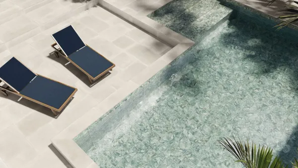 Piscina con azulejos efecto piedra en tonos fríos, colección Himalayas de Ape