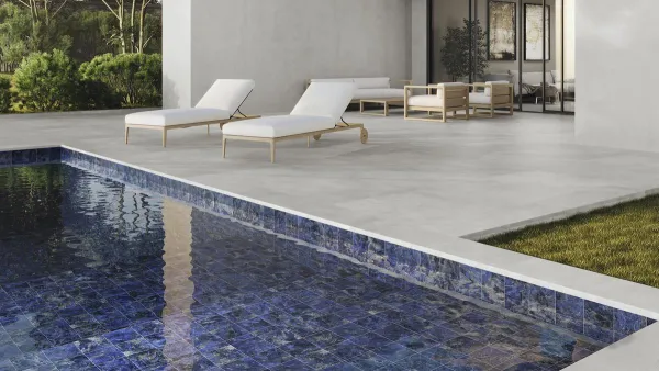 Piscina con azulejos efecto piedra en tonos fríos, colección Himalayas de Ape