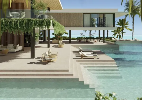 Piscina con azulejos efecto piedra en tonos fríos, colección Iconic de Mayor