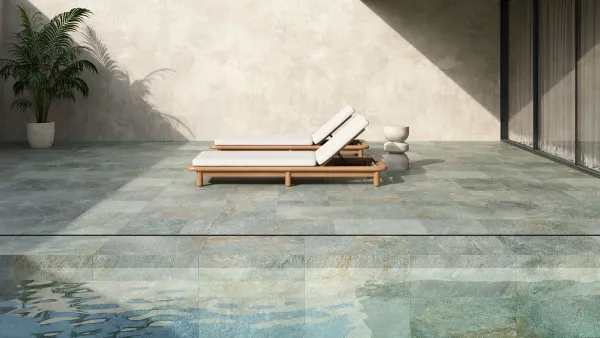 Piscina con azulejos efecto piedra en tonos fríos, colección Java de Argenta
