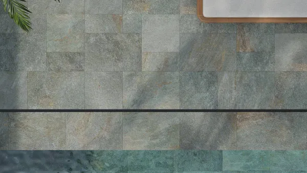 Piscina con azulejos efecto piedra en tonos fríos, colección Java de Argenta