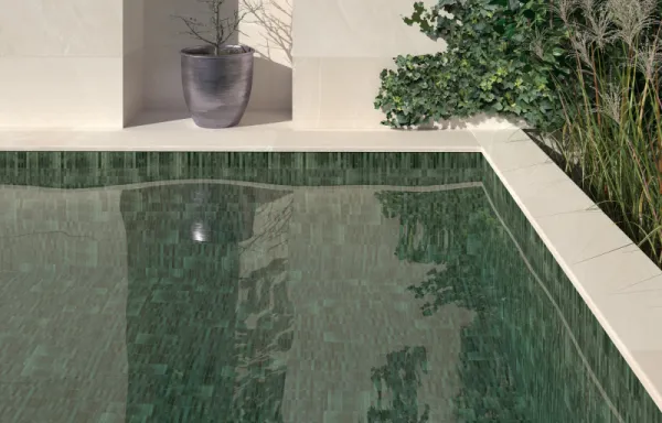 Piscina con azulejos efecto piedra en tonos fríos, colección Kit-kat de Dune