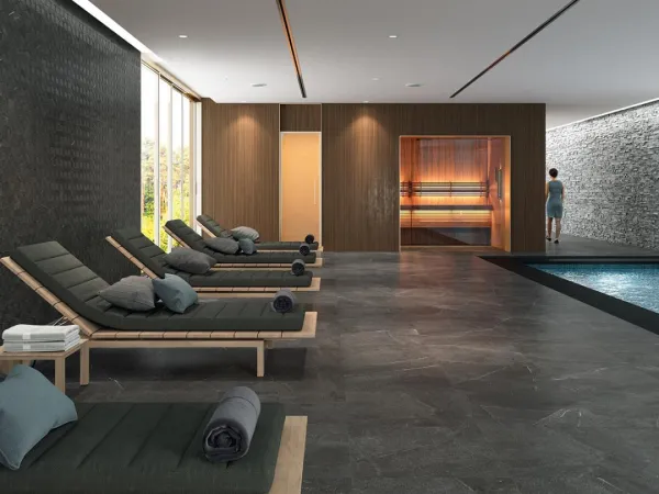 Piscina con azulejos efecto piedra en tonos neutros, colección Madison de Colorker