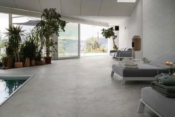 Piscina con azulejos efecto piedra en tonos neutros, colección Naturalia de Marazzi