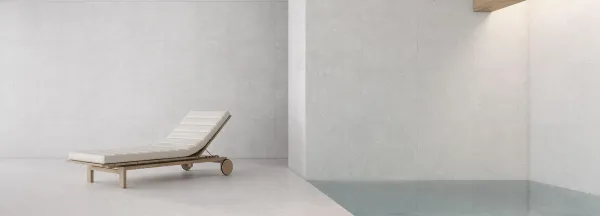 Piscina con azulejos efecto piedra en tonos neutros, colección Nordby de Undefasa