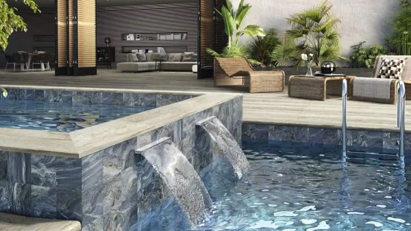 Piscina con azulejos efecto piedra en tonos fríos, colección Ocean de Ape