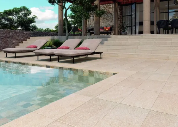 Piscina con azulejos efecto piedra, colección Pirineos de Natucer
