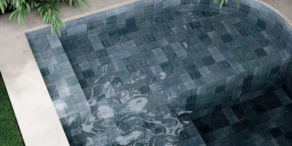 Piscina con azulejos efecto piedra en tonos fríos, colección Quarz de Ribesalbes