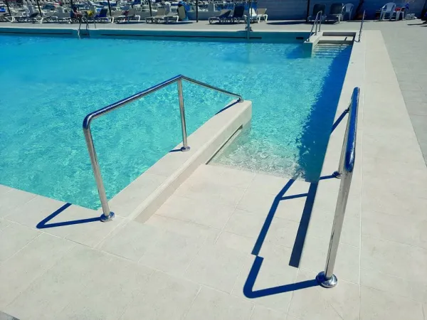 Piscina con azulejos efecto piedra en tonos fríos, colección Rocks de Natucer