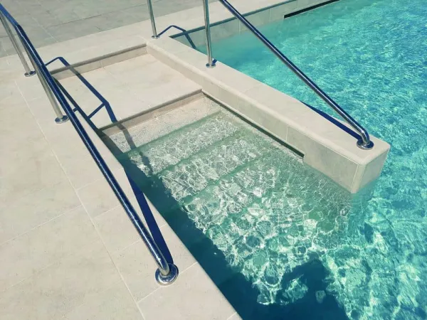 Piscina con azulejos efecto piedra en tonos fríos, colección Rocks de Natucer