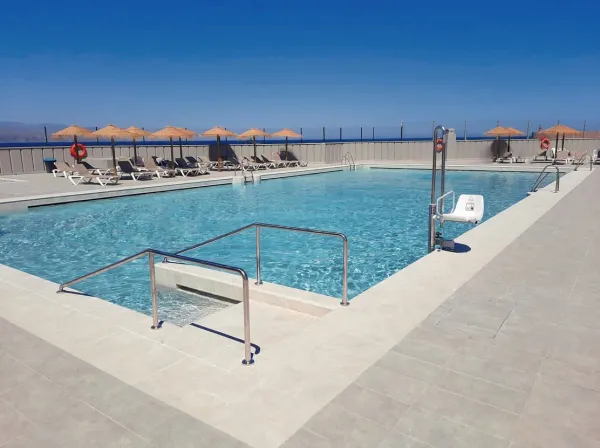 Piscina con azulejos efecto piedra en tonos fríos, colección Rocks de Natucer