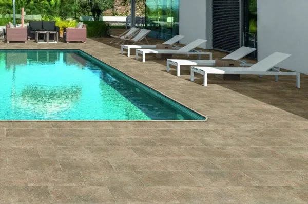 Piscina con azulejos efecto piedra, colección Rocks de Natucer