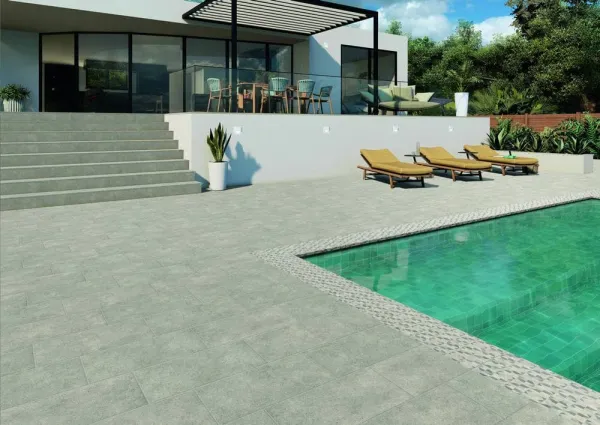 Piscina con azulejos efecto piedra en tonos fríos, colección Rocks de Natucer