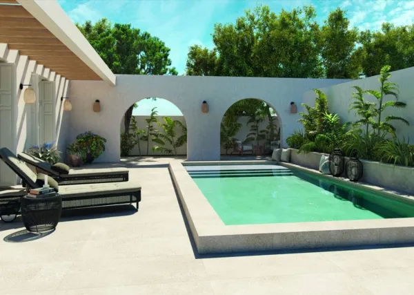 Piscina con azulejos efecto piedra en tonos fríos, colección Salem de Mayor