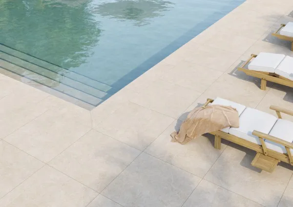 Piscina con azulejos efecto piedra, colección Savoy de Mayor