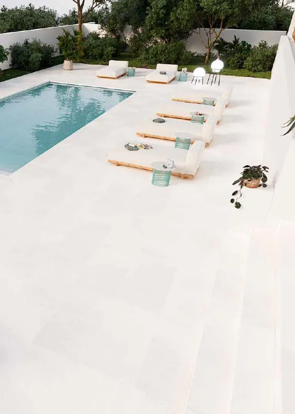 Piscina con azulejos efecto piedra en tonos neutros, colección Stromboli de Mayor
