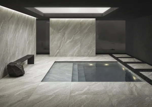 Piscina con azulejos efecto piedra en tonos neutros, colección Strond de Museum