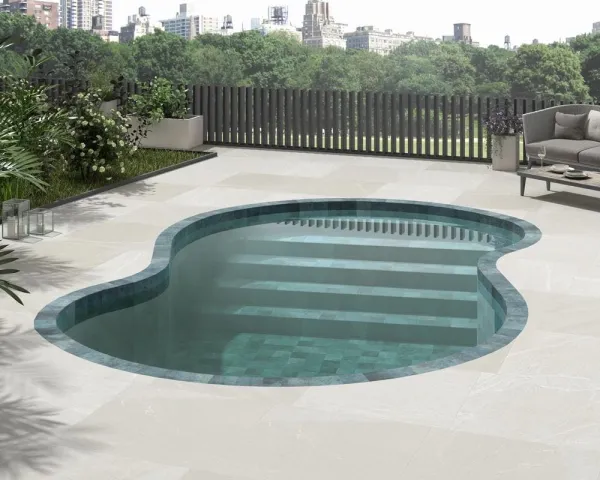 Piscina con azulejos efecto piedra en tonos fríos, colección Tahiti de Dune