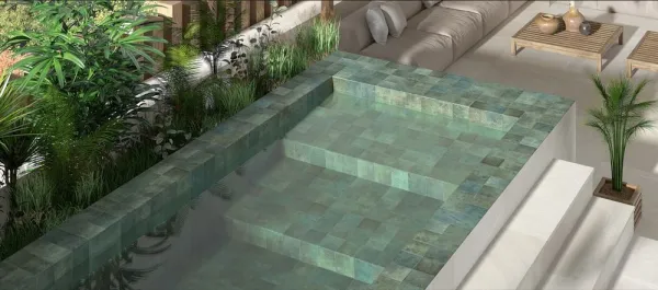 Piscina con azulejos efecto piedra en tonos fríos, colección Tahiti de Dune