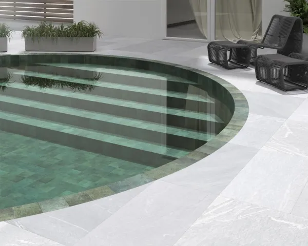 Piscina con azulejos efecto piedra, colección Tahiti de Dune