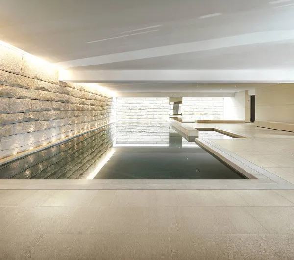 Piscina con azulejos efecto piedra, colección Time 2.0 de Margres