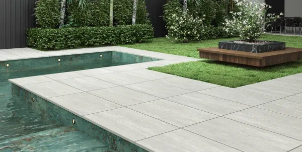 Piscina con azulejos efecto piedra, colección Travertino de Apavisa