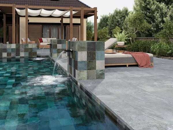 Piscina con azulejos efecto piedra en tonos fríos, colección Tucson de Durstone