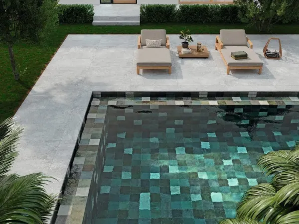 Piscina con azulejos efecto piedra en tonos fríos, colección Tucson de Durstone