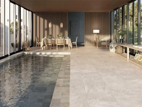 Piscina con azulejos efecto piedra en tonos cálidos, colección Tucson de Durstone