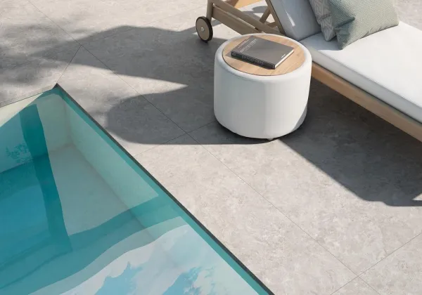 Piscina con azulejos efecto piedra, colección Tundra de ITT